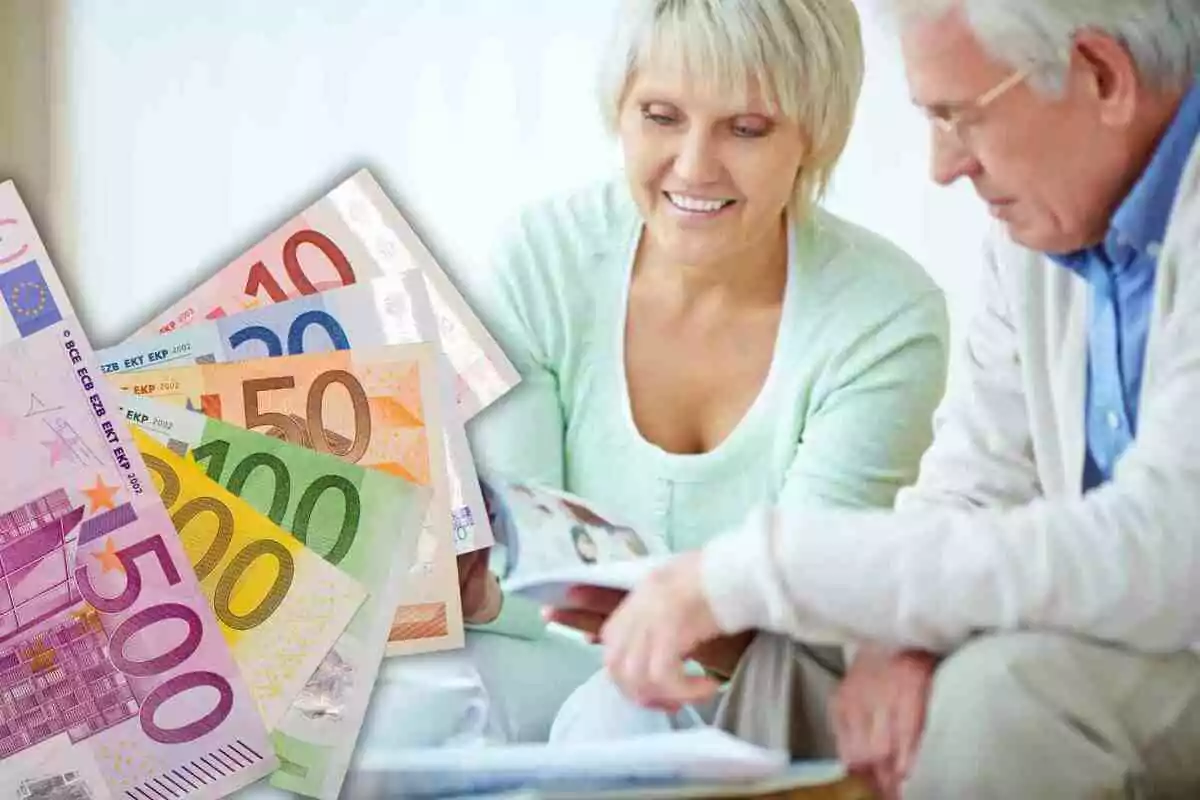Dos personas mayores revisando documentos con billetes de euro en primer plano.
