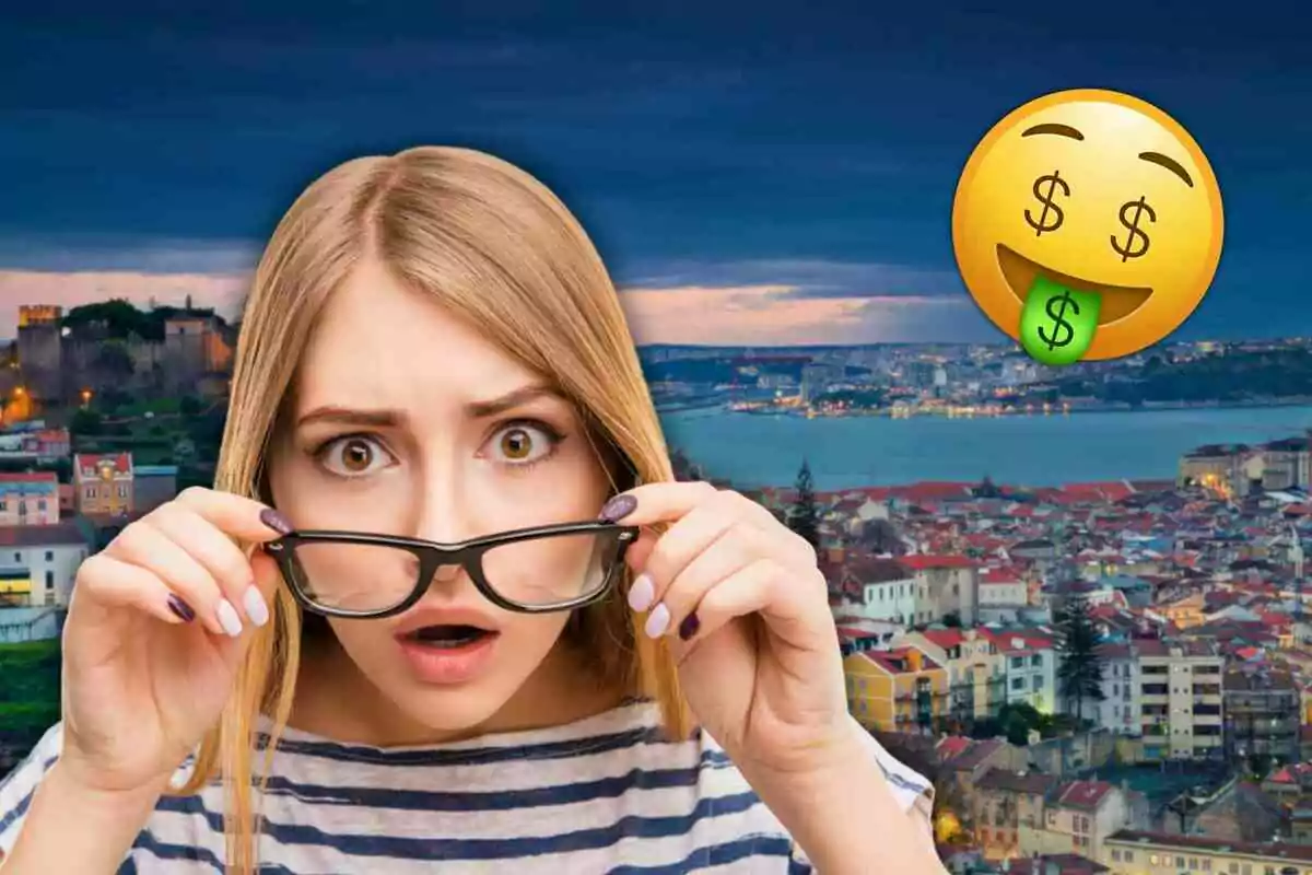 Mujer sorprendida con gafas en una ciudad al atardecer con un emoji de dinero.