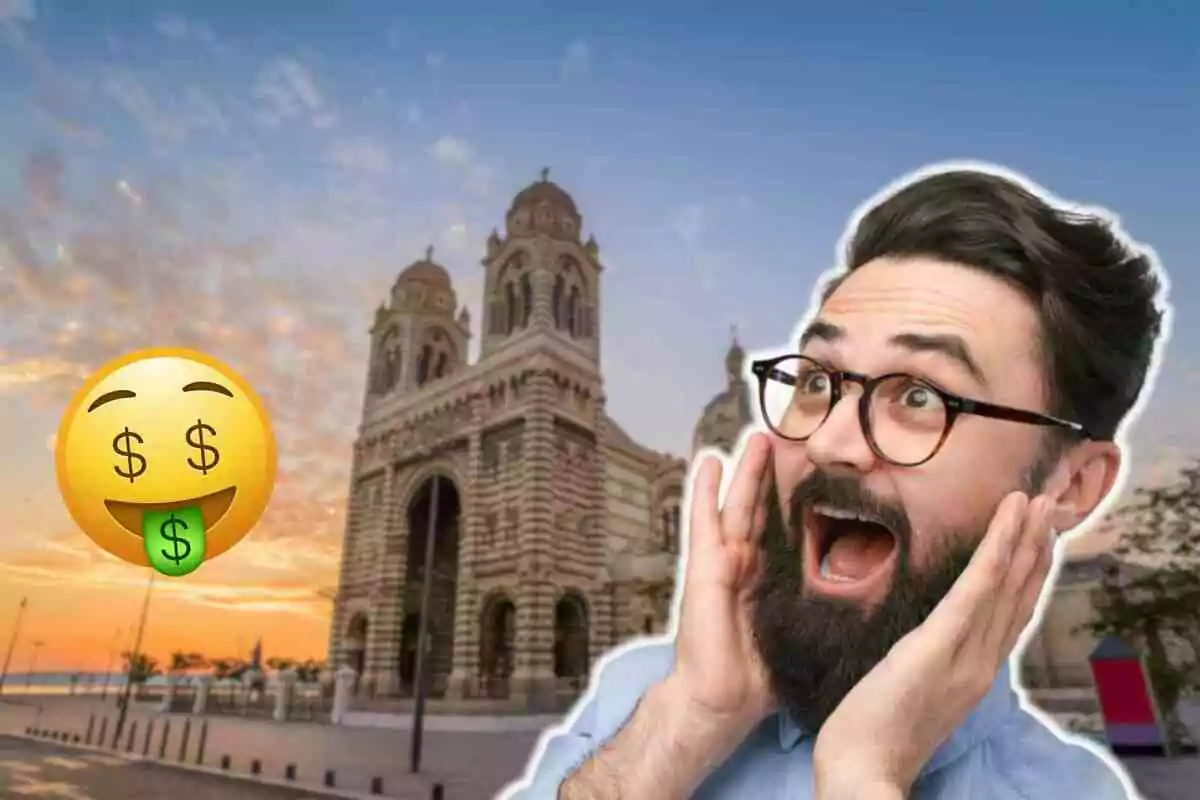 Un hombre con barba y gafas parece sorprendido frente a una catedral al atardecer, acompañado de un emoji con signos de dólar en los ojos y lengua.