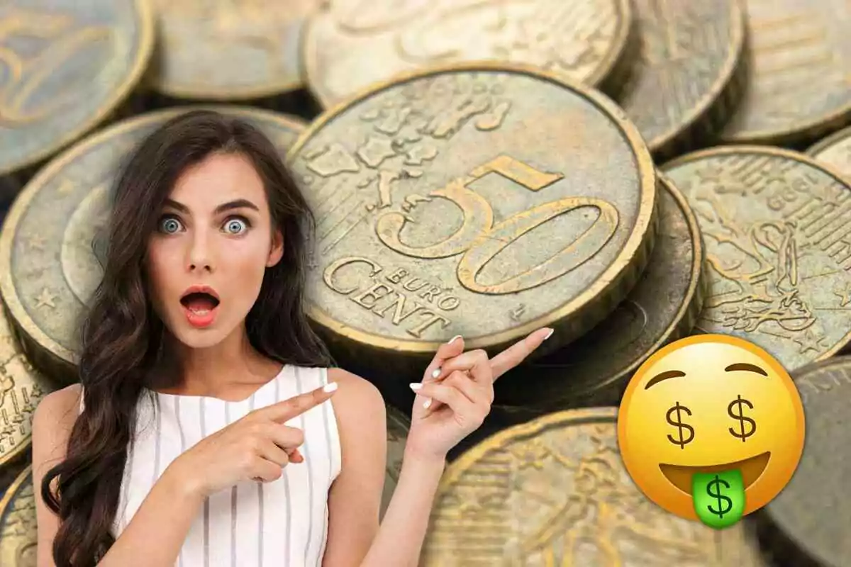 Una mujer sorprendida señala hacia un emoji de cara con signos de dólar en la lengua sobre un fondo de monedas de 50 céntimos de euro.