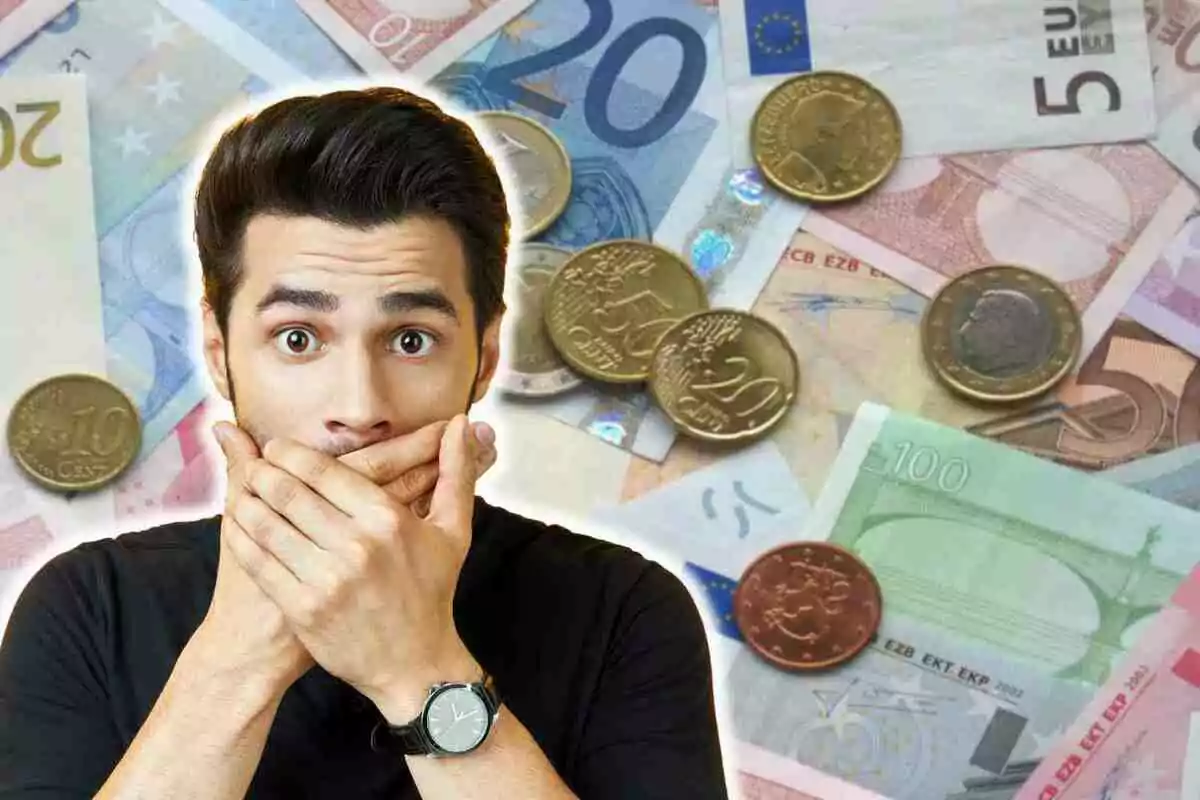 Un hombre con expresión de sorpresa se cubre la boca con las manos, mientras al fondo se ven billetes y monedas de euro.