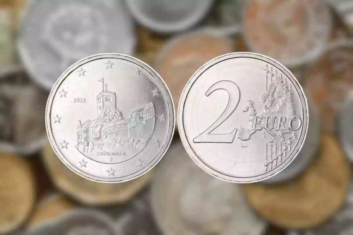 Moneda de 2 euros con diseño de un castillo en una cara y el mapa de Europa en la otra. Moneda de 2 euros con diseño de un castillo en una cara y el mapa de Europa en la otra.