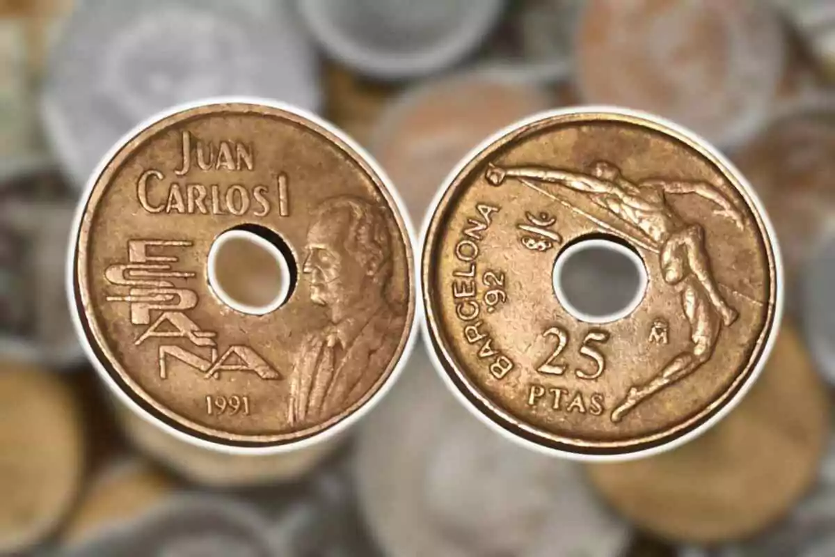 Moneda de 25 pesetas de España de 1991 con un agujero en el centro mostrando el perfil de un hombre y un atleta lanzando un disco con la inscripción Moneda de 25 pesetas de España de 1991 con un agujero en el centro mostrando el perfil de un hombre y un atleta lanzando un disco con la inscripción