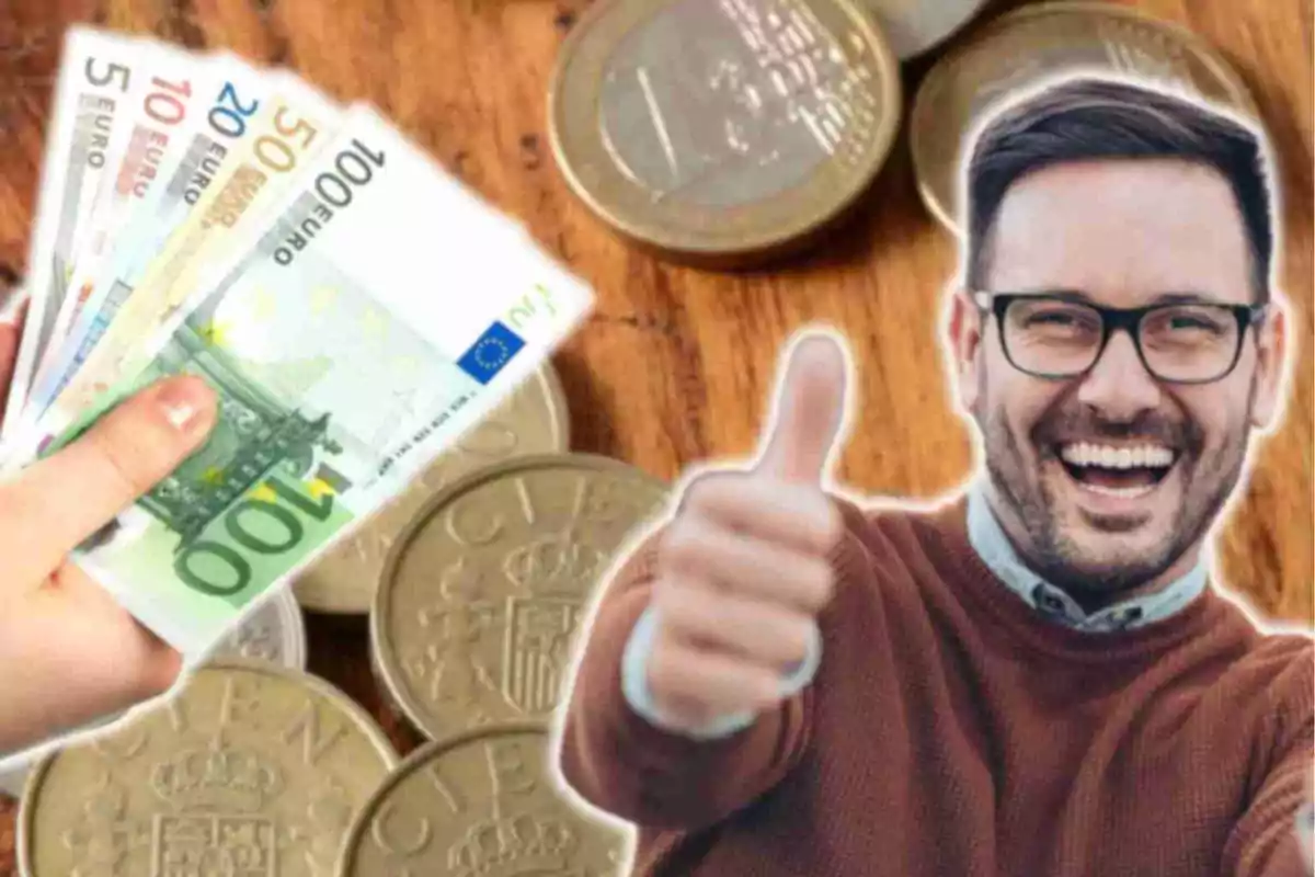 Una persona sonriente con gafas y suéter marrón hace un gesto de aprobación con el pulgar hacia arriba mientras otra mano sostiene varios billetes de euro, con monedas de euro en el fondo.