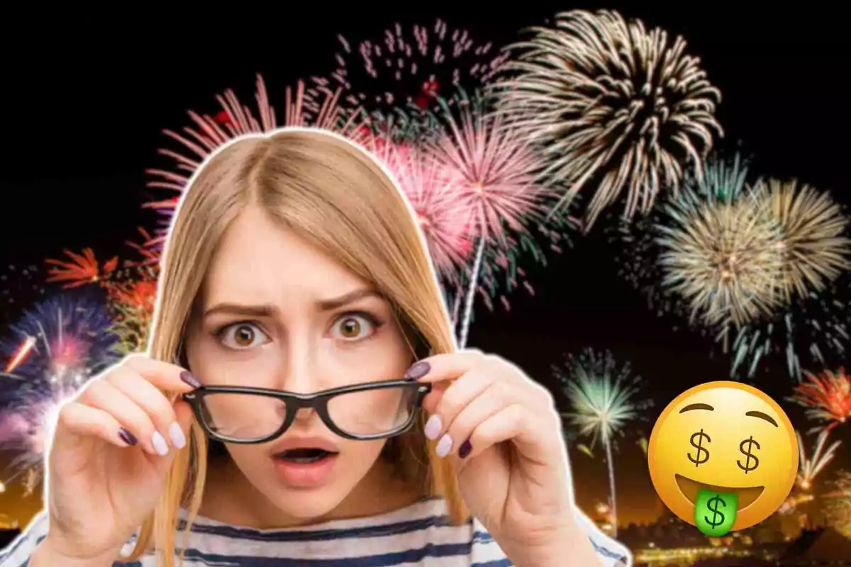 Una persona con expresión de sorpresa sostiene sus gafas mientras observa fuegos artificiales en el cielo nocturno, acompañada de un emoji con signos de dólar en los ojos y lengua.