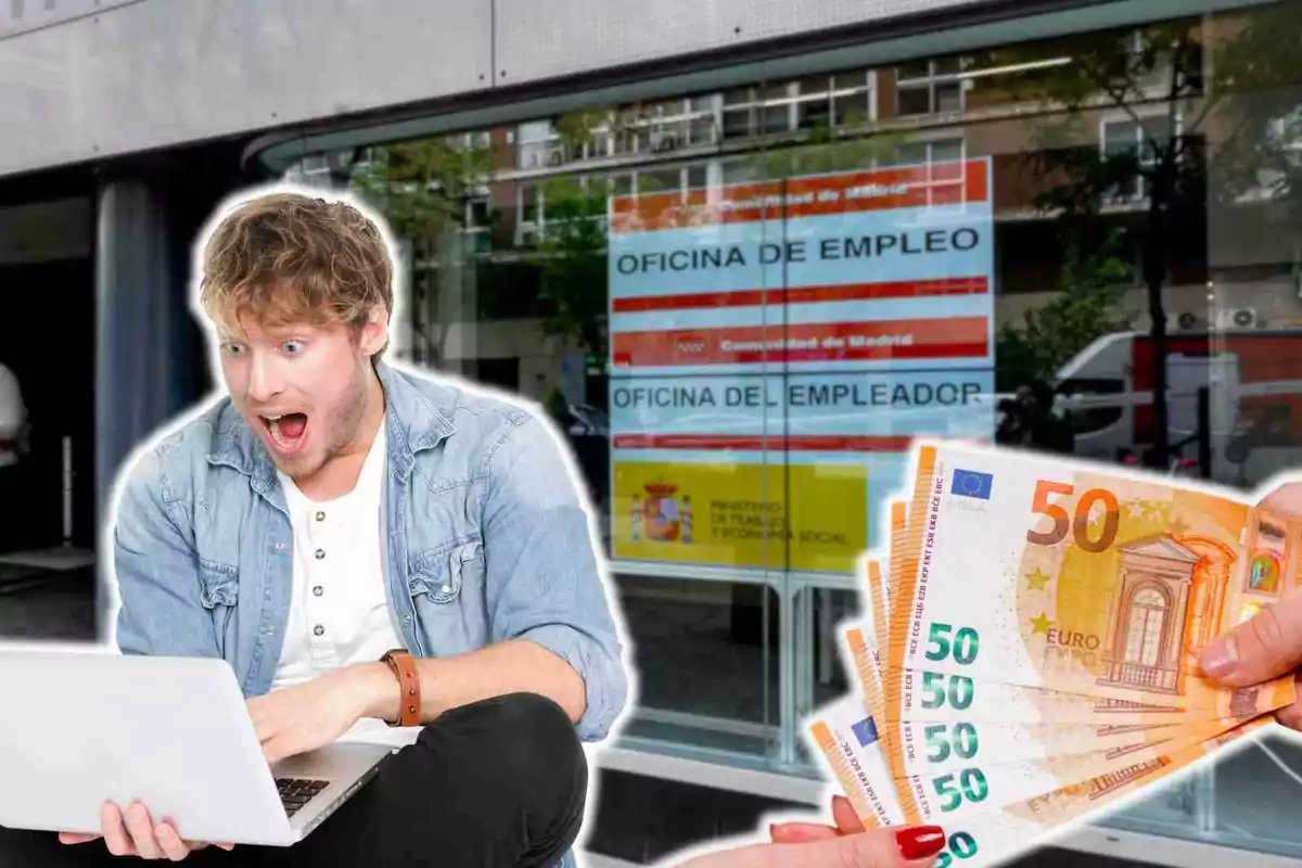 Hombre sorprendido usando una computadora portátil frente a una oficina de empleo, con billetes de 50 euros en primer plano.