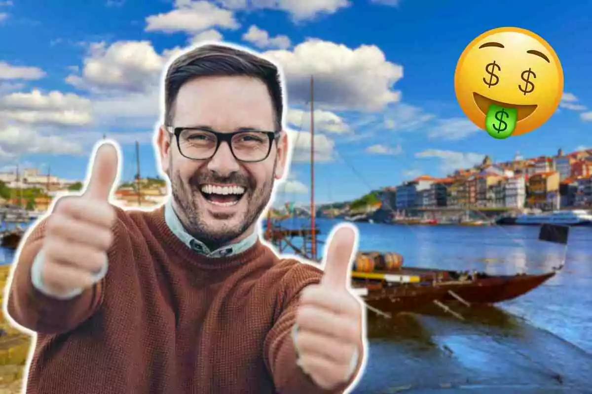 Hombre sonriente con gafas y suéter marrón haciendo el gesto de pulgares arriba frente a un río con barcos y un emoji de cara con lengua de dinero en el cielo.