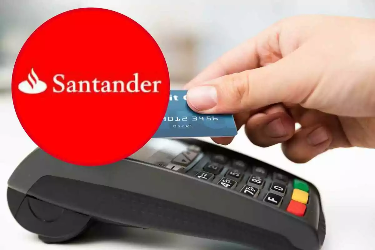 Una mano sosteniendo una tarjeta de crédito frente a un terminal de pago con el logotipo de Banco Santander en un círculo rojo.