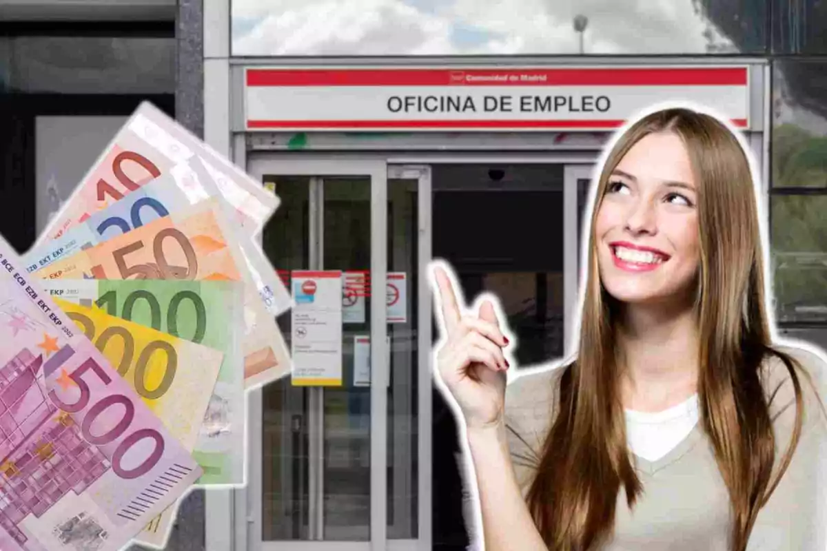 Una mujer sonriente señala hacia arriba con el dedo índice, con billetes de euro en el lado izquierdo y una oficina de empleo en el fondo.
