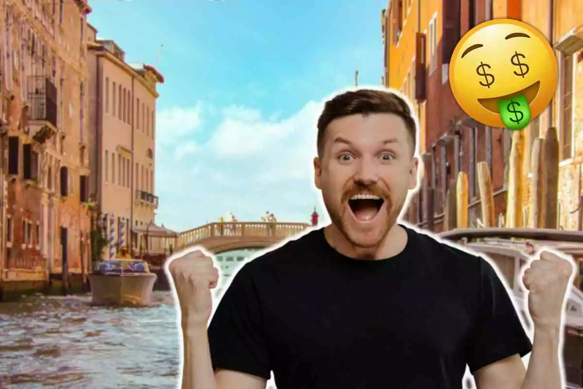 Un hombre emocionado con un emoji de dinero en un fondo de un canal con edificios y un puente en Venecia.