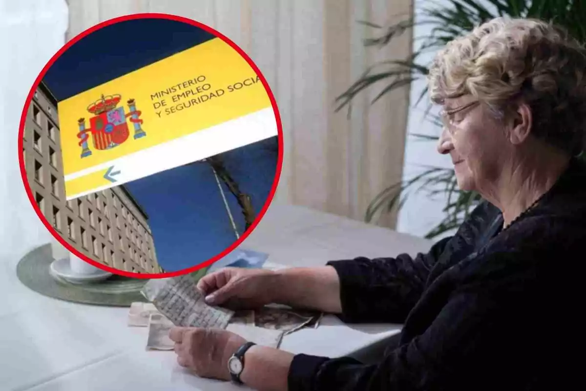 Una mujer mayor sentada en una mesa revisando documentos con una imagen del Ministerio de Empleo y Seguridad Social de España en un círculo rojo superpuesto.