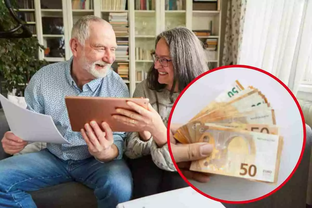 Una pareja de personas mayores sonríe mientras revisa documentos y una tableta, con una imagen superpuesta de billetes de euro en la esquina inferior derecha.