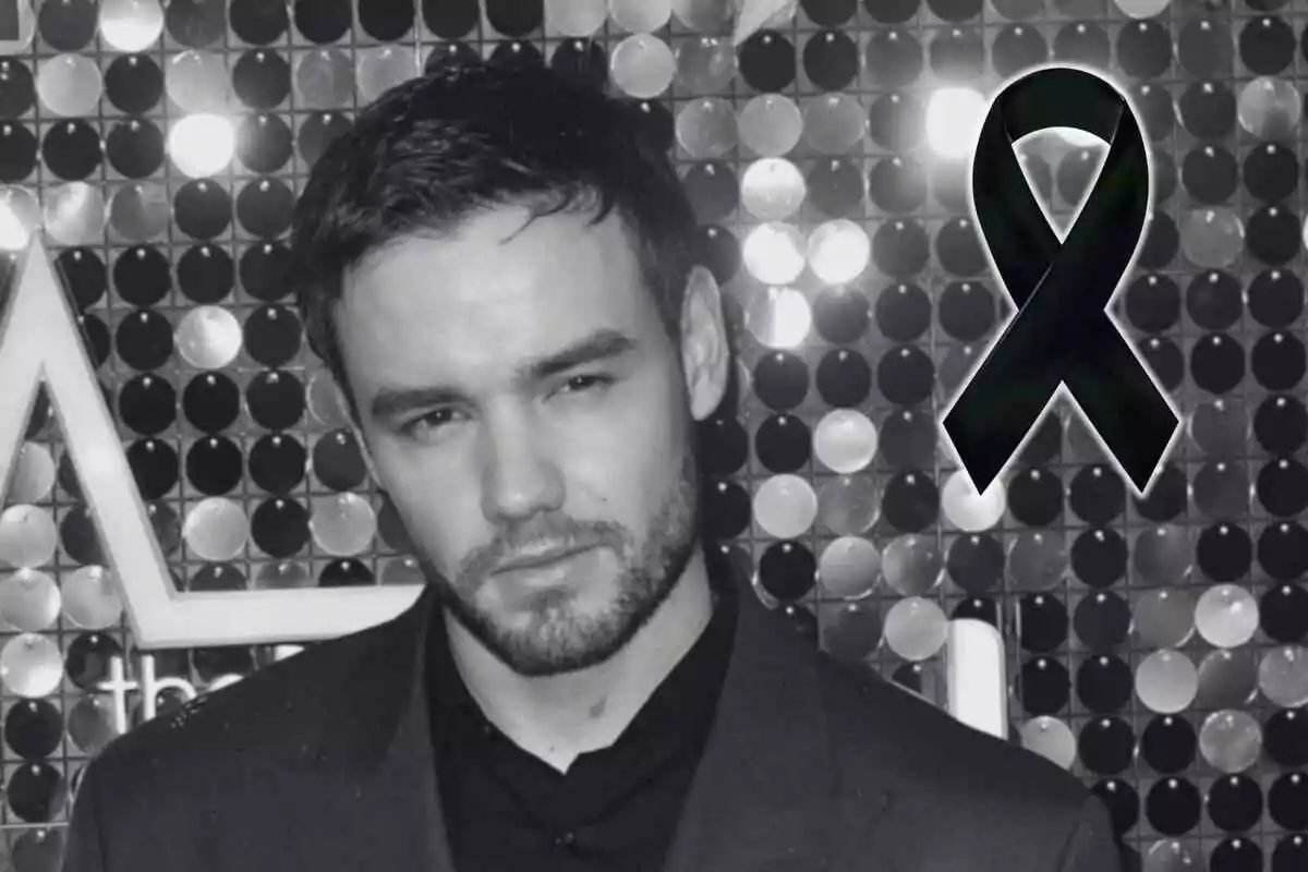 Liam Payne con expresión seria en una foto en blanco y negro con un fondo de círculos brillantes y un lazo negro superpuesto.