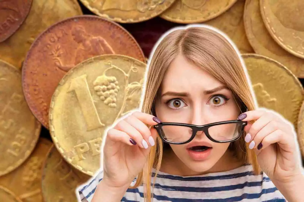 Una mujer con expresión de sorpresa sostiene sus gafas frente a un fondo de monedas antiguas.