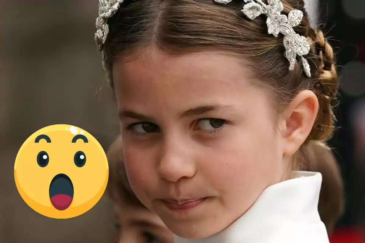 Una niña con una diadema decorada en el cabello y un emoji sorprendido en la esquina de la imagen.
