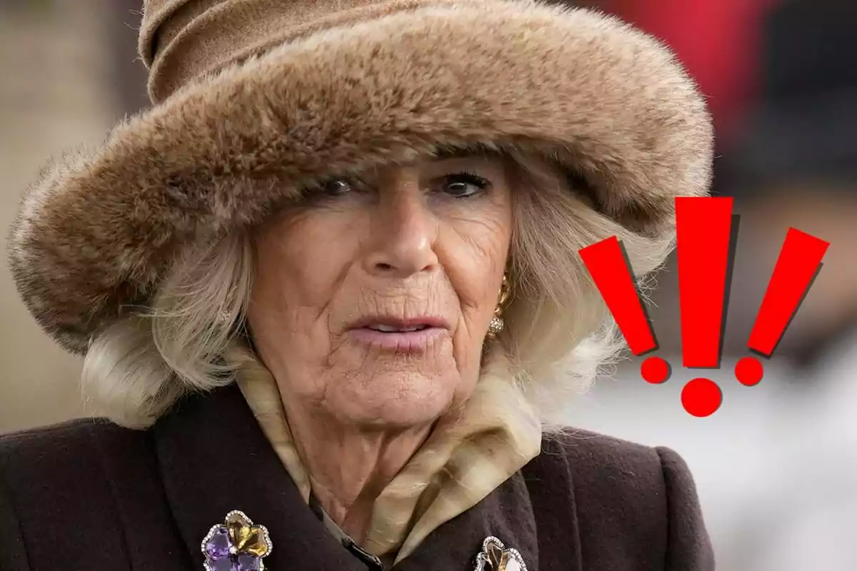 Una persona con sombrero de piel y abrigo oscuro, con signos de exclamación rojos al lado.