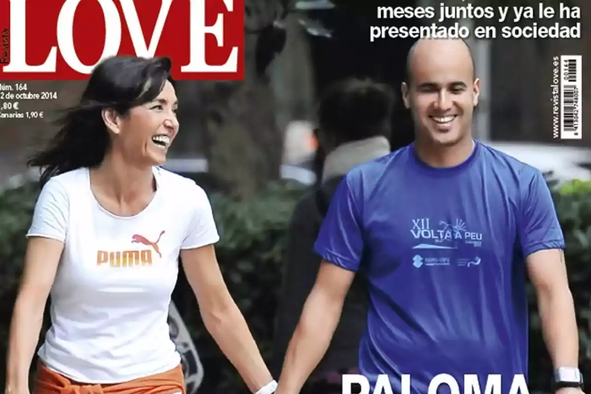 Portada de revista donde una mujer y un hombre sonríen mientras caminan tomados de la mano por la calle, ambos vestidos con ropa deportiva Portada de revista donde una mujer y un hombre sonríen mientras caminan tomados de la mano por la calle, ambos vestidos con ropa deportiva