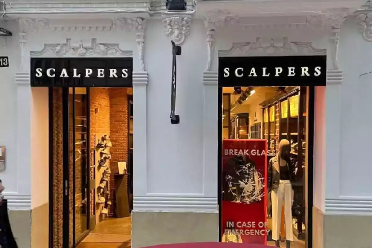 Fachada de una tienda de ropa con el nombre Fachada de una tienda de ropa con el nombre
