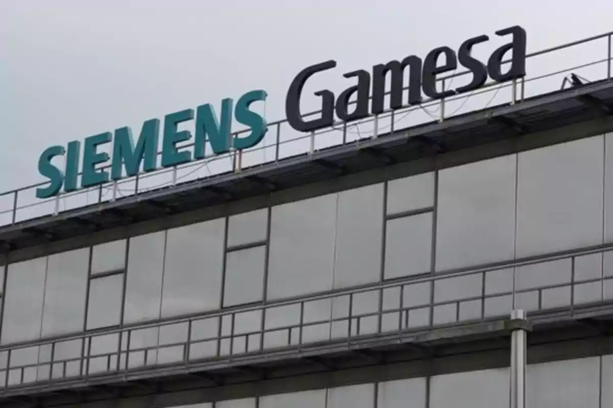 Edificio con el logotipo de Siemens Gamesa en la parte superior Edificio con el logotipo de Siemens Gamesa en la parte superior