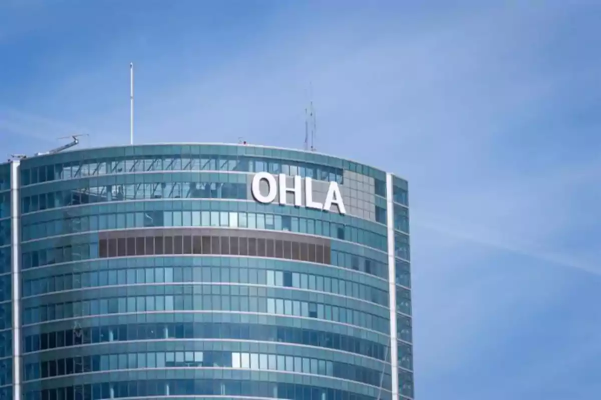 Edificio de oficinas con el logo de OHLA en la parte superior.