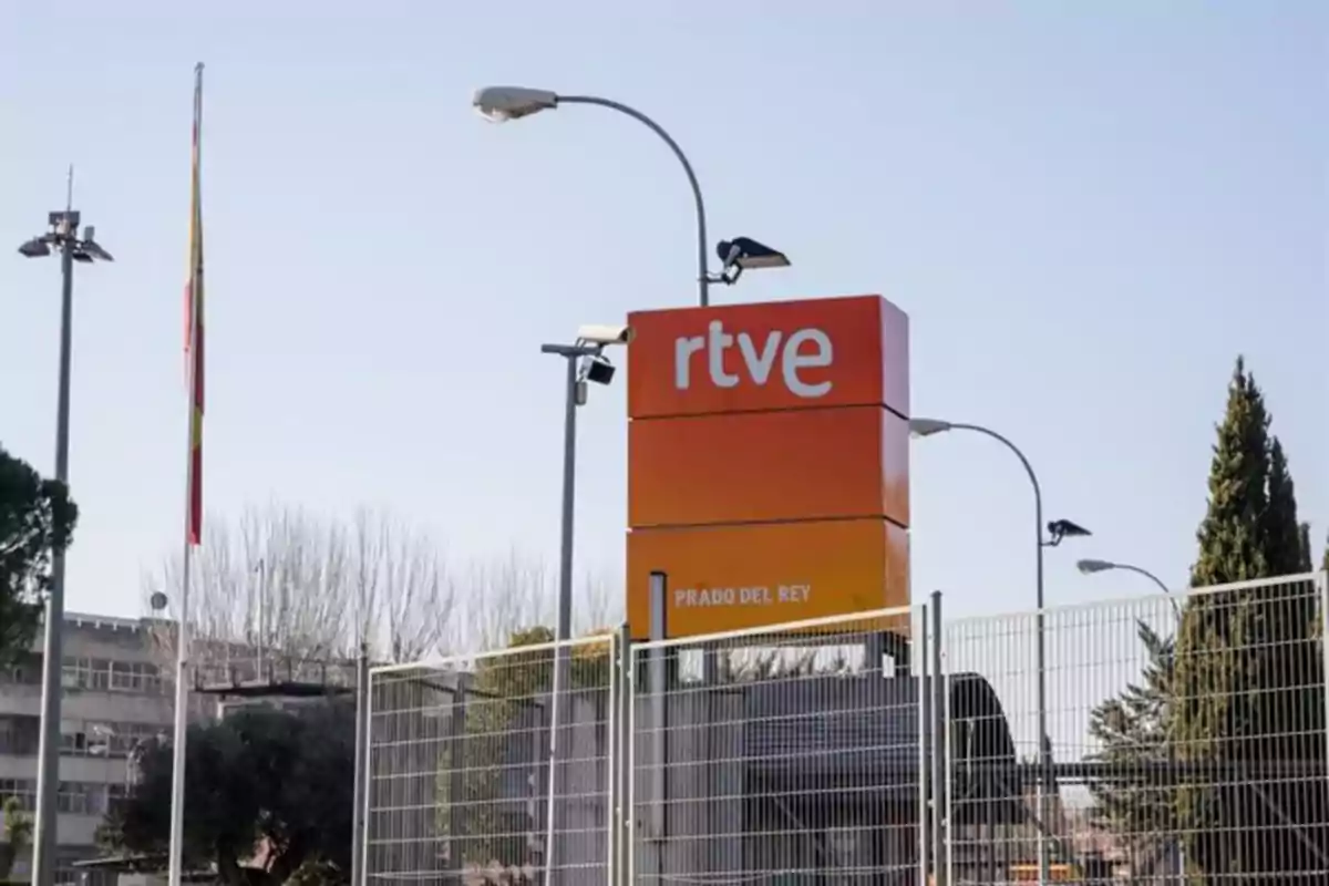 Entrada de un edificio con un cartel que dice Entrada de un edificio con un cartel que dice