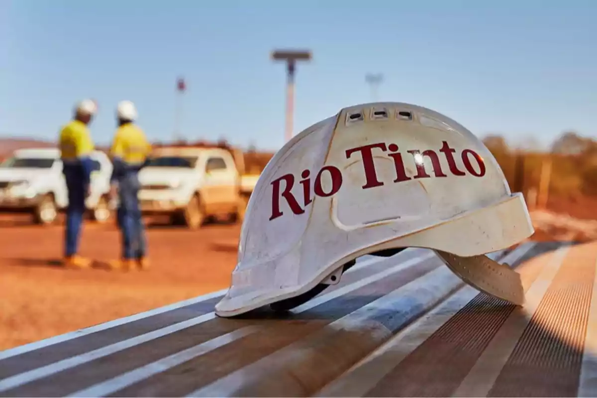 Un casco de seguridad con el logo de 