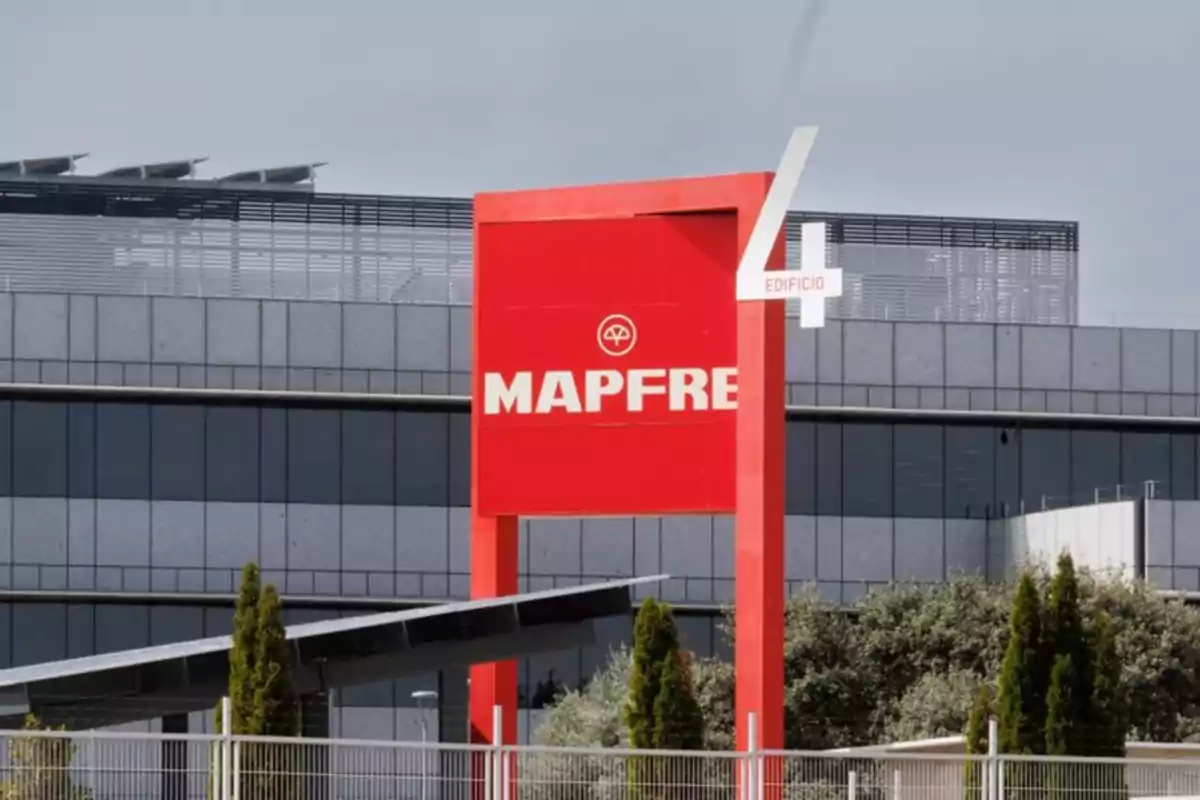 Edificio de oficinas con un cartel rojo de MAPFRE y el número 4.