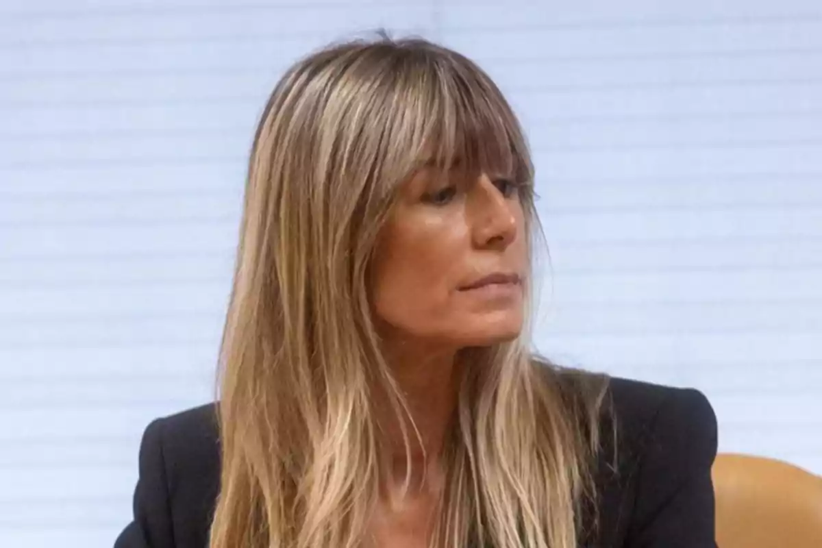 Una persona con cabello rubio y flequillo mirando hacia un lado. Una persona con cabello rubio y flequillo mirando hacia un lado.