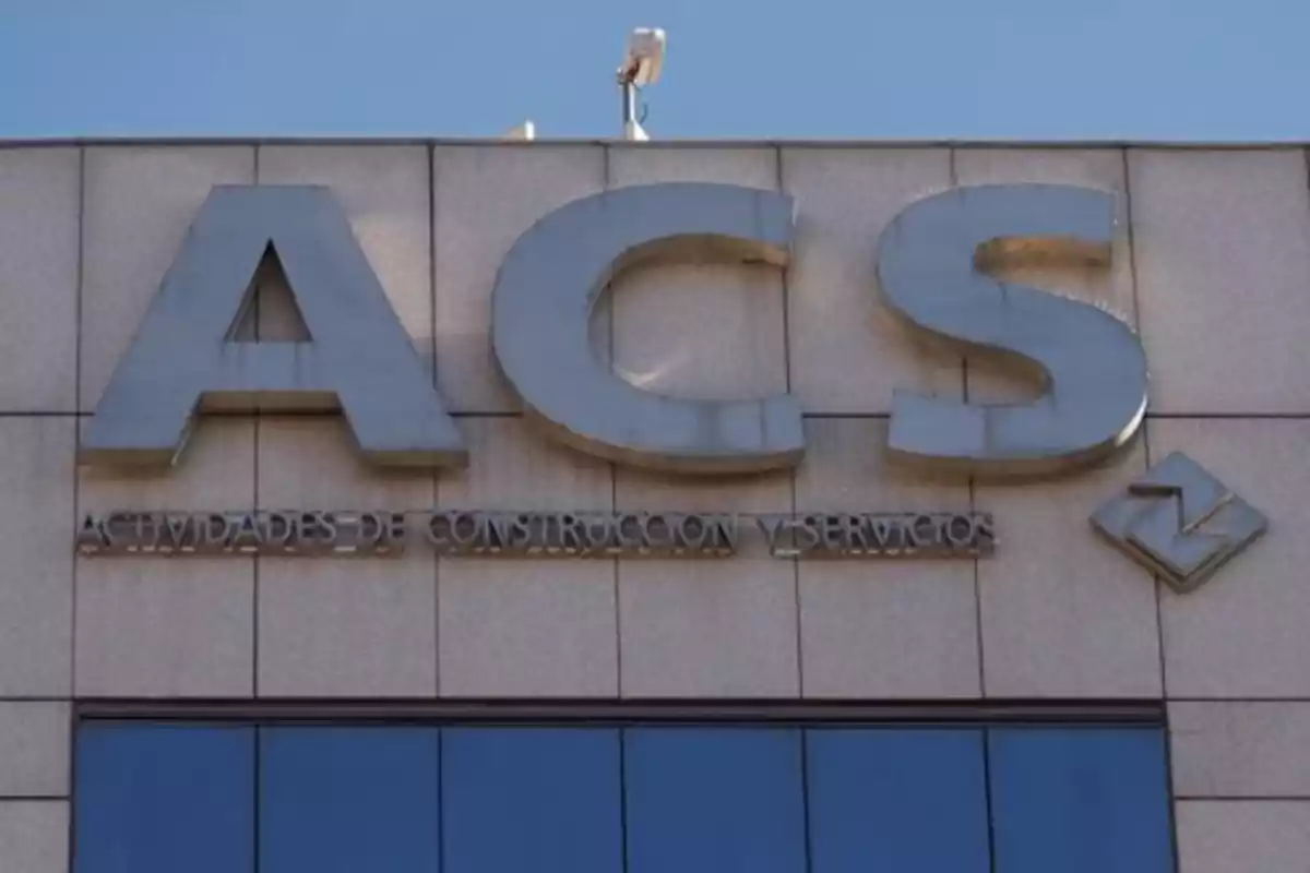Fachada de un edificio con el logo de ACS y el texto Actividades de Construcción y Servicios Fachada de un edificio con el logo de ACS y el texto Actividades de Construcción y Servicios