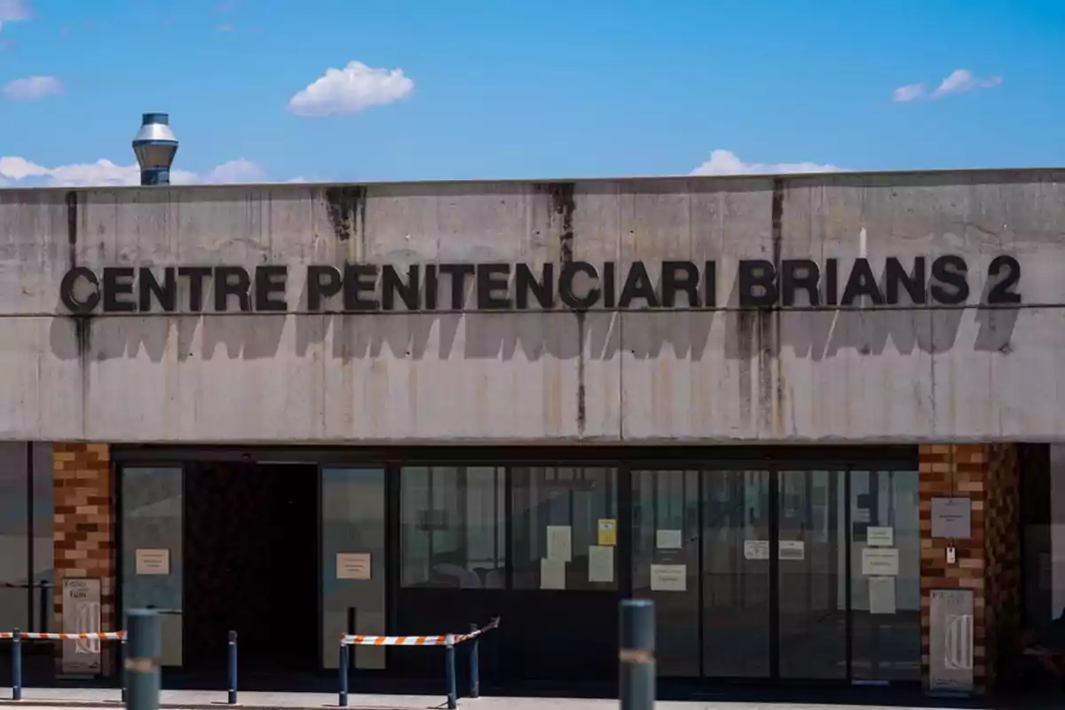 Main facade of the Brians 2 Penitentiary Center with the name visible at the top of the building under a blue sky Main facade of the Brians 2 Penitentiary Center with the name visible at the top of the building under a blue sky