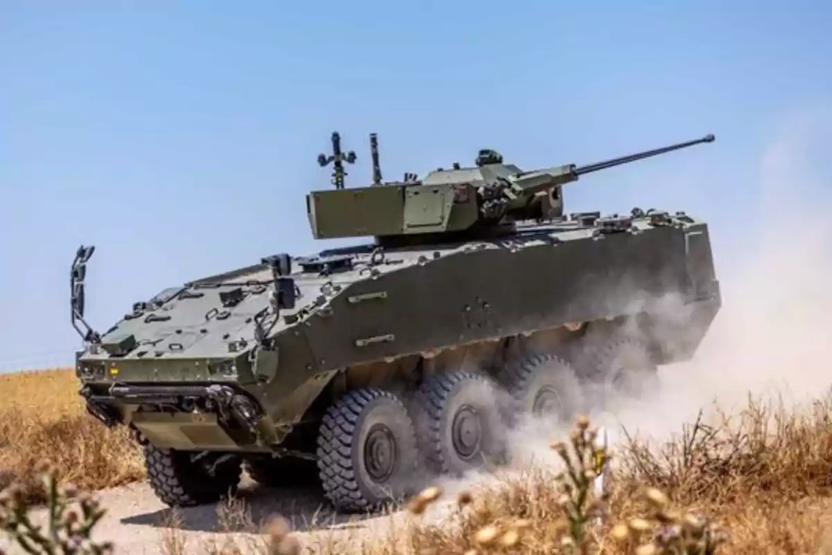 Vehículo blindado militar de ocho ruedas avanzando por un camino de tierra en un entorno seco y soleado Vehículo blindado militar de ocho ruedas avanzando por un camino de tierra en un entorno seco y soleado