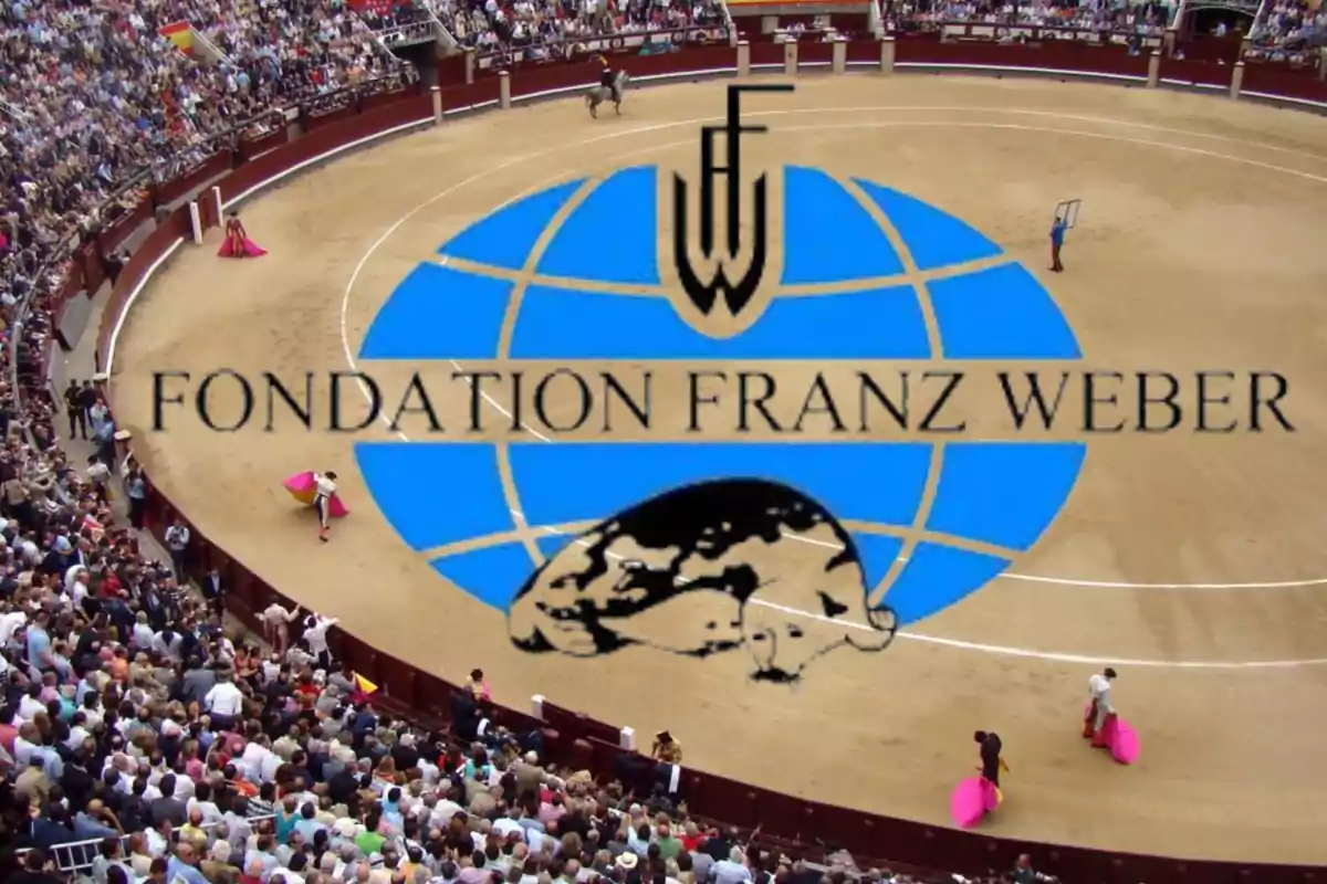 Una plaza de toros llena de espectadores con el logo de la Fondation Franz Weber superpuesto.