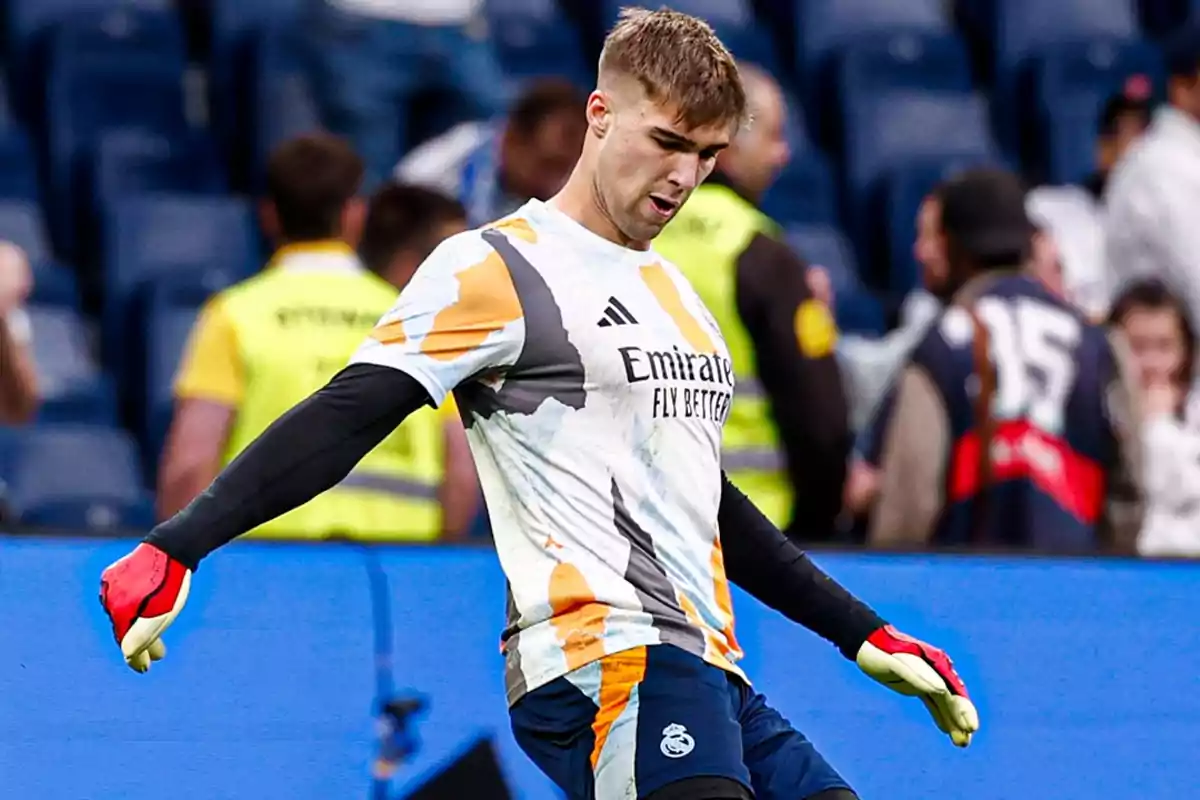 Portero de fútbol con uniforme del Real Madrid en el campo durante un partido Portero de fútbol con uniforme del Real Madrid en el campo durante un partido