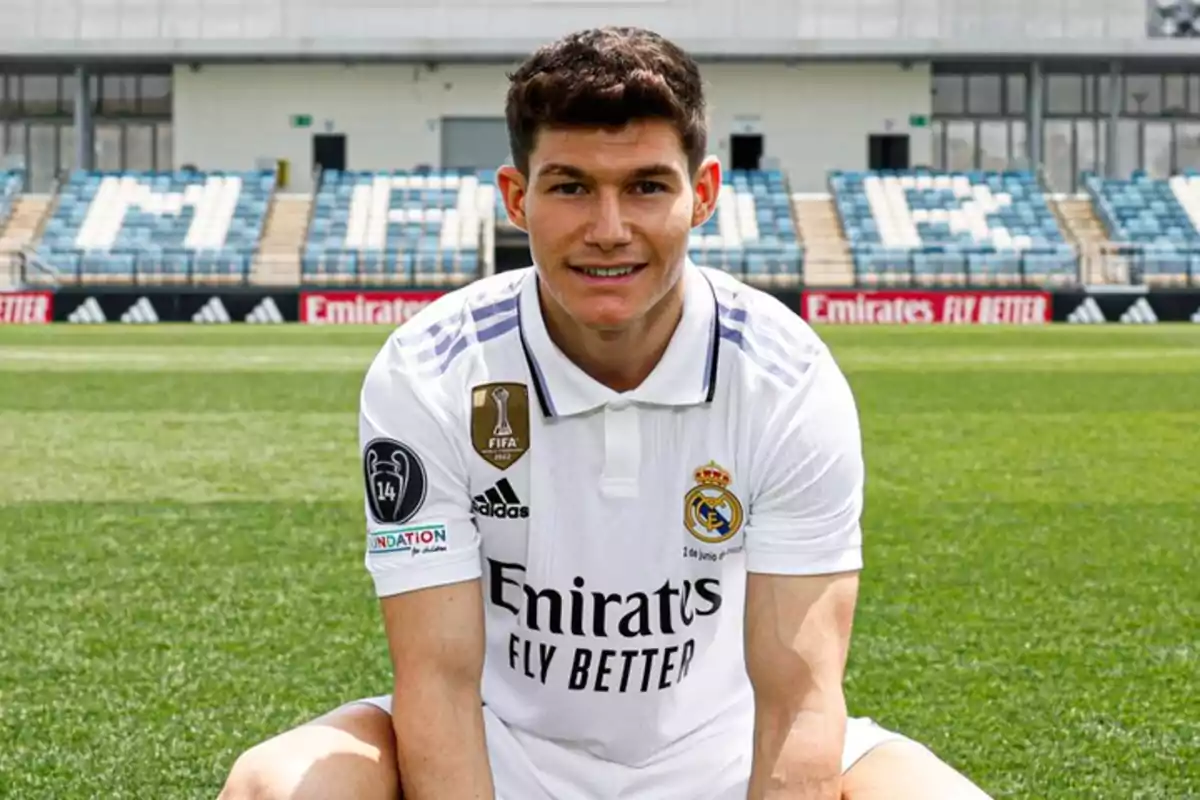 Un jugador de fútbol con el uniforme del Real Madrid sentado en el campo de juego. Un jugador de fútbol con el uniforme del Real Madrid sentado en el campo de juego.