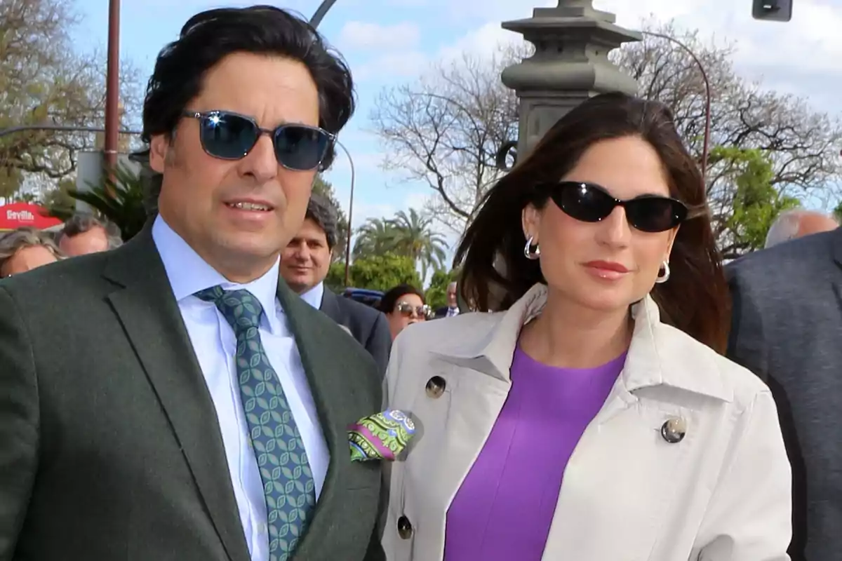 Fran Rivera y Lourdes Montes con gafas de sol camina al aire libre en un día soleado. Fran Rivera y Lourdes Montes con gafas de sol camina al aire libre en un día soleado.