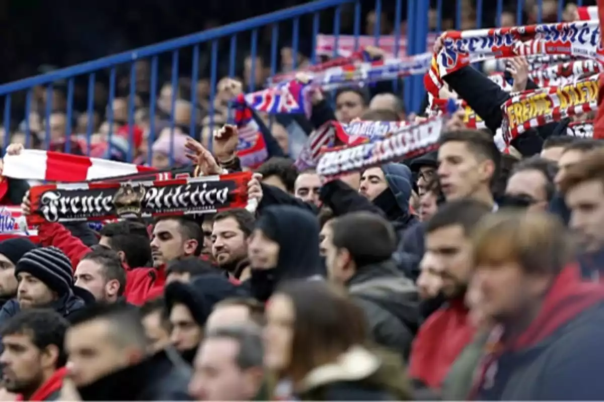 Miembros del Frente Atletico en la gradería