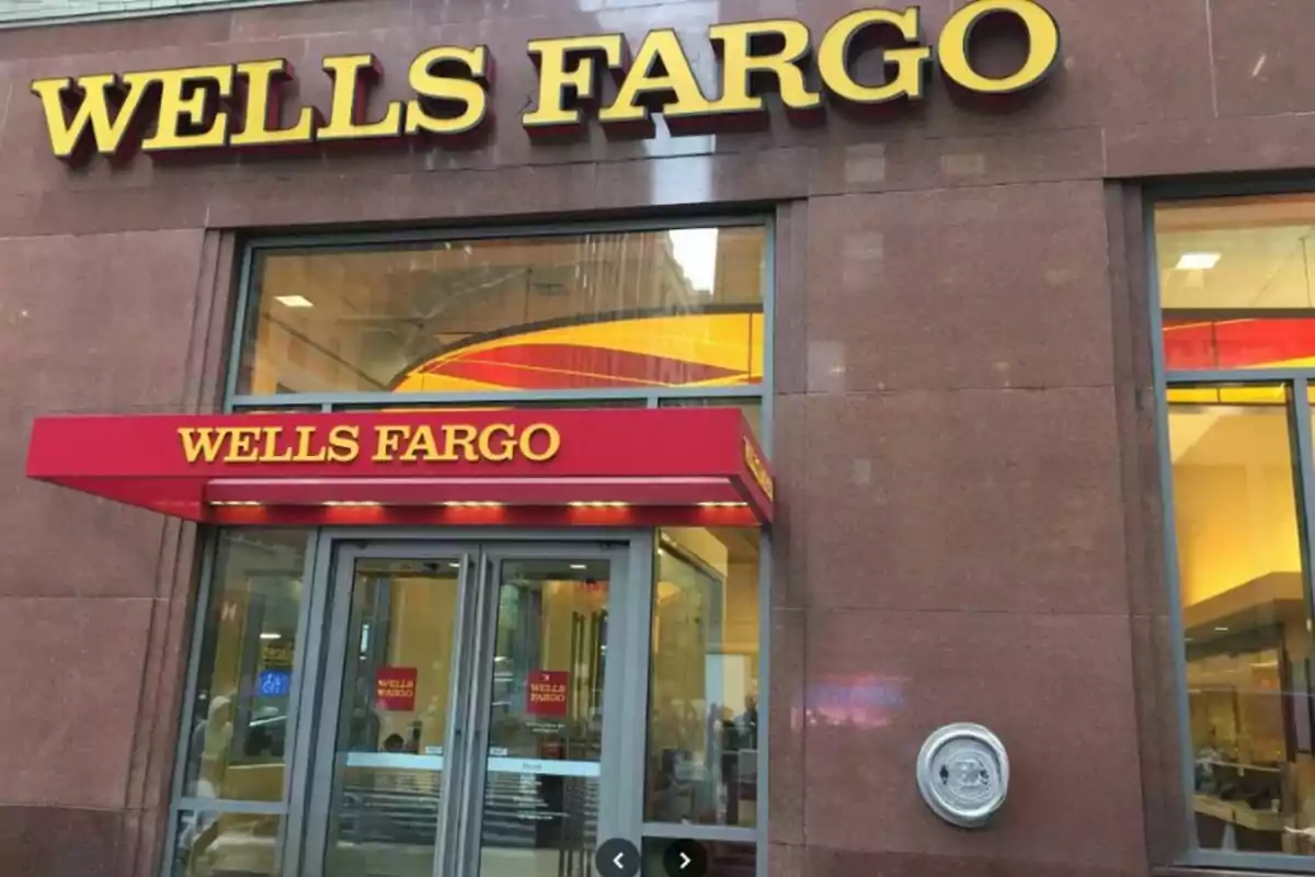 Entrada de una sucursal de Wells Fargo con letreros rojos y amarillos. Entrada de una sucursal de Wells Fargo con letreros rojos y amarillos.