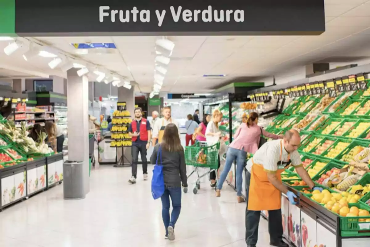 Personas comprando frutas y verduras en un supermercado. Personas comprando frutas y verduras en un supermercado.
