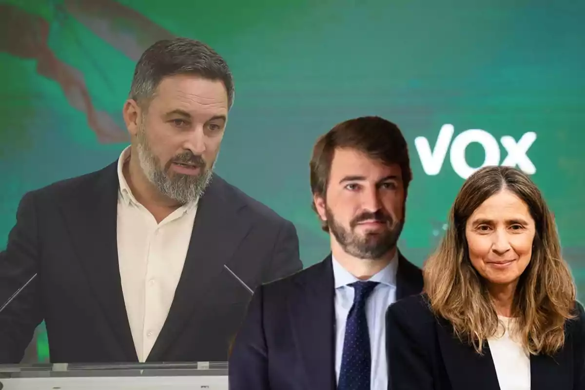 Tres personas posan frente a un fondo verde con el logo de Vox.