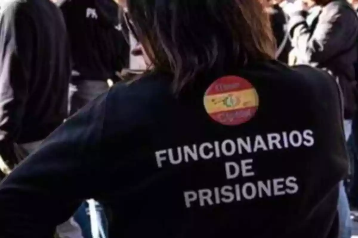 Persona con una chaqueta que dice 