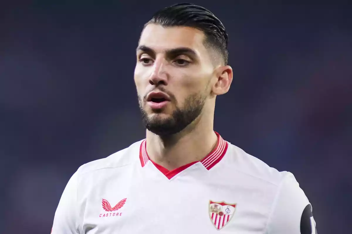 Jugador de fútbol con camiseta blanca del Sevilla FC en un partido.