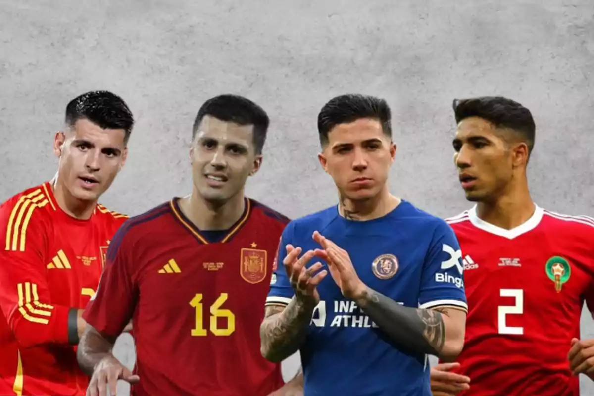 Cuatro jugadores de fútbol posando con sus respectivos uniformes de equipo y selección nacional, dos de ellos con la camiseta roja de España, uno con la camiseta azul de un club y otro con la camiseta roja de Marruecos, sobre un fondo gris.