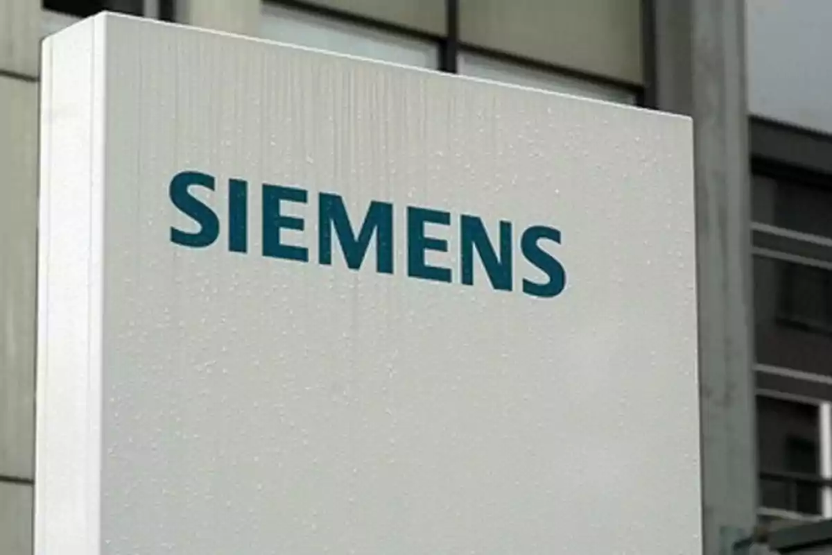 Un letrero de Siemens en un edificio con gotas de agua.