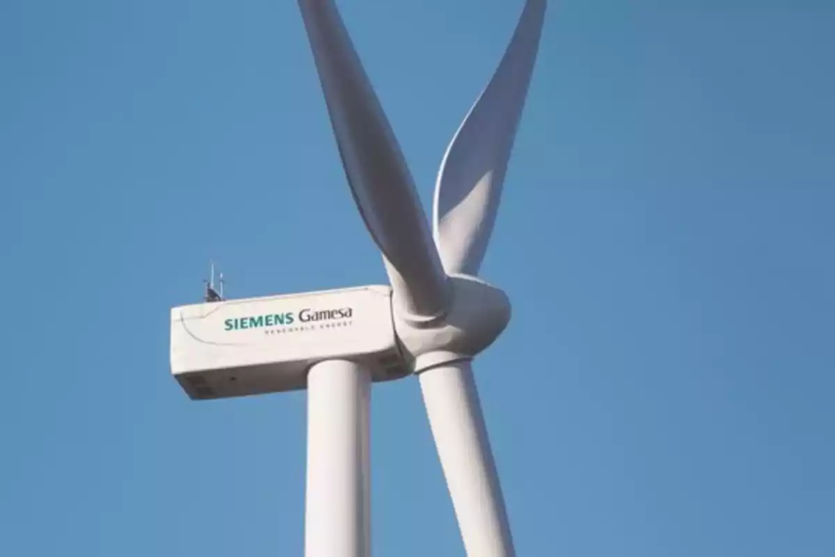 Un aerogenerador de Siemens Gamesa con un cielo azul de fondo.