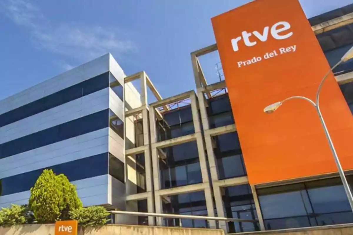 Edificio de RTVE en Prado del Rey con fachada moderna y letrero naranja.