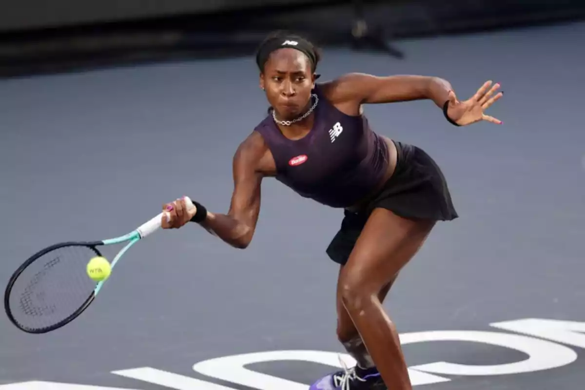 Jugadora de tenis en acción durante un partido