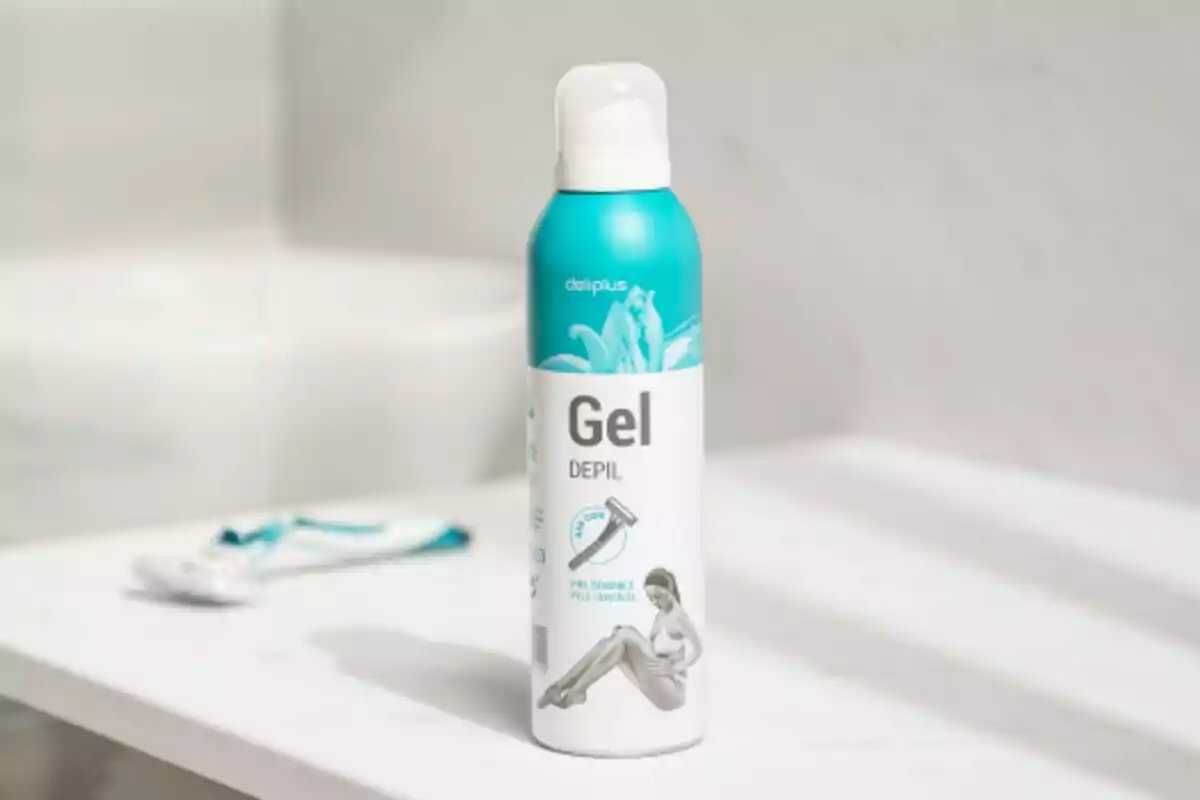 Envase de gel depilatorio Deliplus sobre una superficie blanca con una maquinilla de afeitar desenfocada al fondo. Envase de gel depilatorio Deliplus sobre una superficie blanca con una maquinilla de afeitar desenfocada al fondo.
