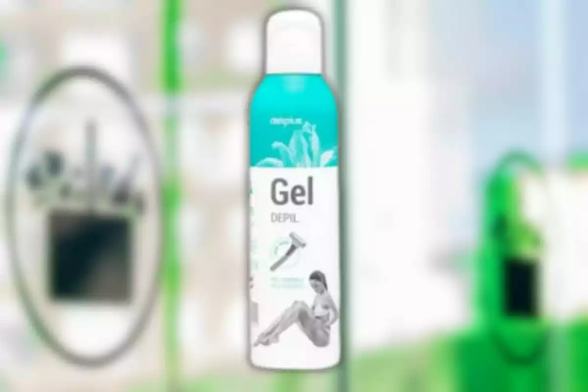 Envase de gel depilatorio con diseño en tonos turquesa y blanco, mostrando una ilustración de una mujer depilándose las piernas. Envase de gel depilatorio con diseño en tonos turquesa y blanco, mostrando una ilustración de una mujer depilándose las piernas.