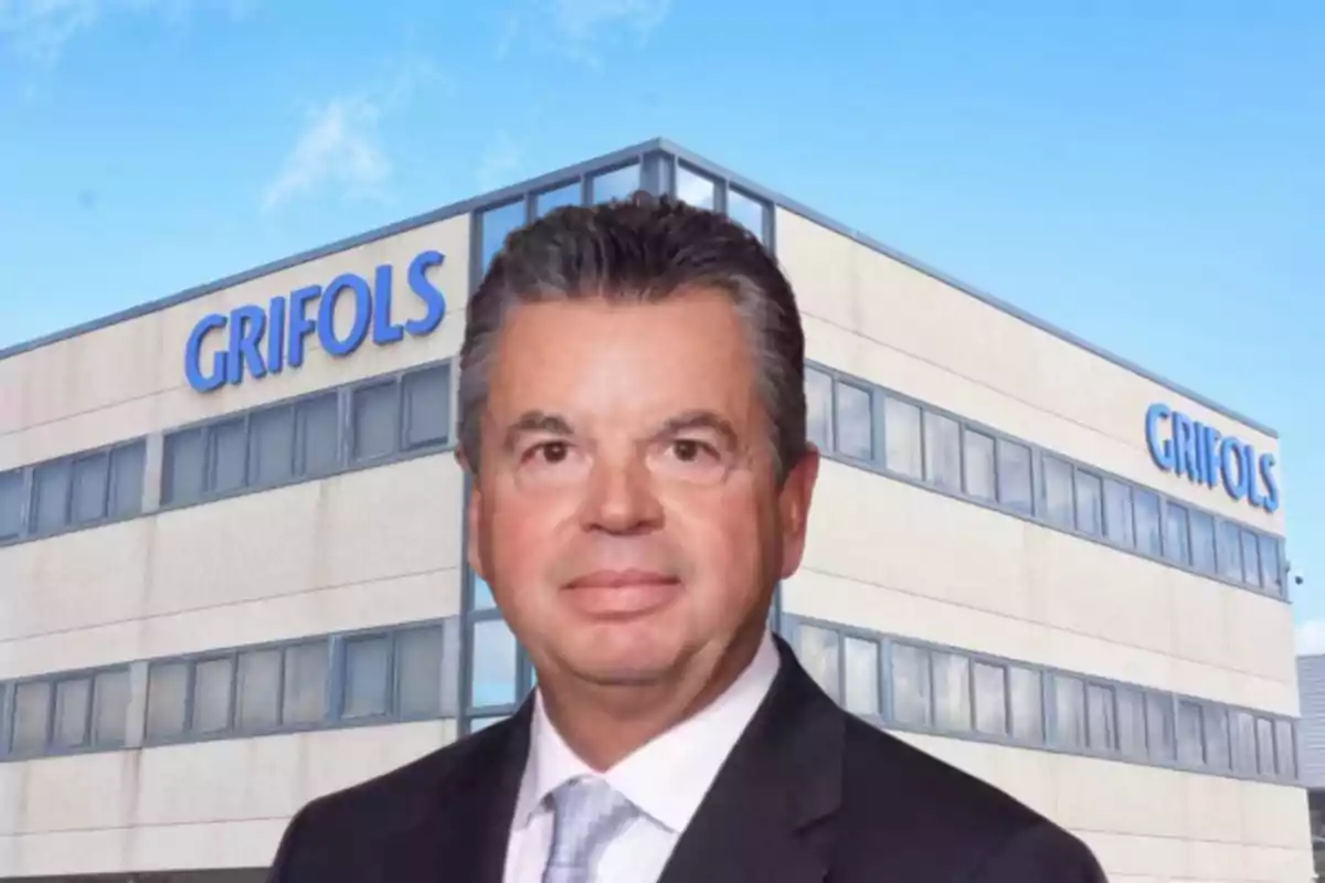 Un hombre con traje frente a un edificio con el logo de Grifols.