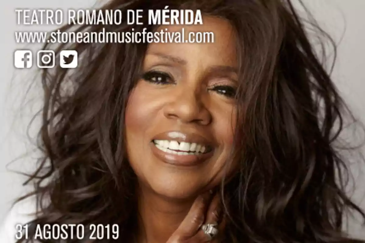 Mujer sonriendo con información del evento en el Teatro Romano de Mérida el 31 de agosto de 2019 y el sitio web www.stoneandmusicfestival.com.
